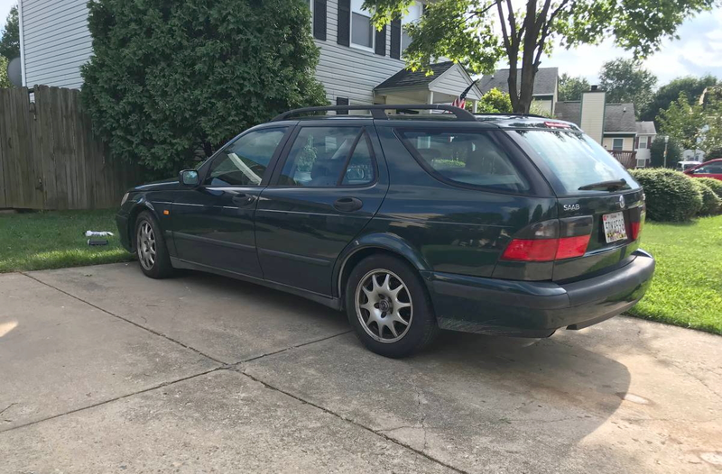 Illustration for article titled At $2,750, Would You Roll The Dice on This 2000 Saab 9-5 Wagon?